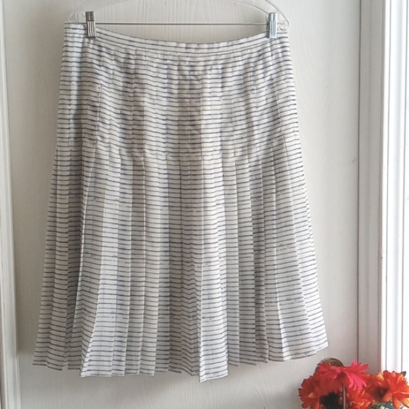 Vince ⭐️ Host Pick ⭐️ White/ Blue Pleated Skirt - Picture 2 of 10